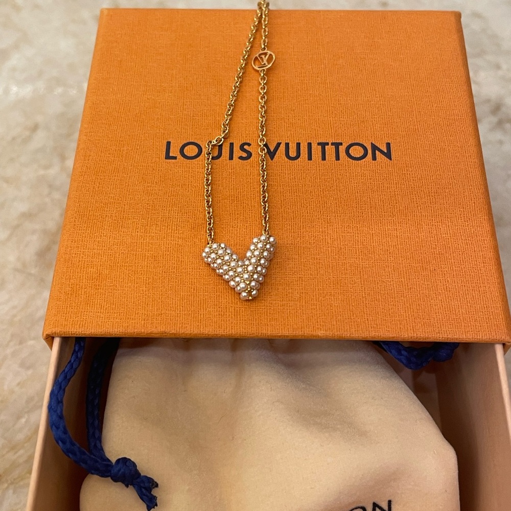 Louis Vuitton pearl essential v necklace